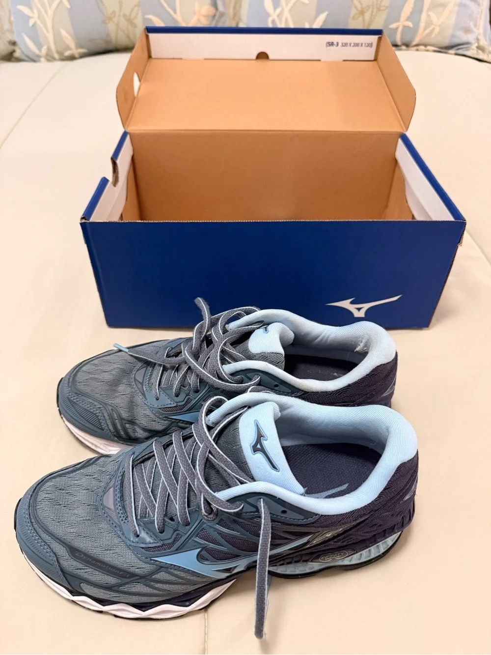 Mizuno Women's Wave Creation  Running Sneakers size 8.5 with original box
